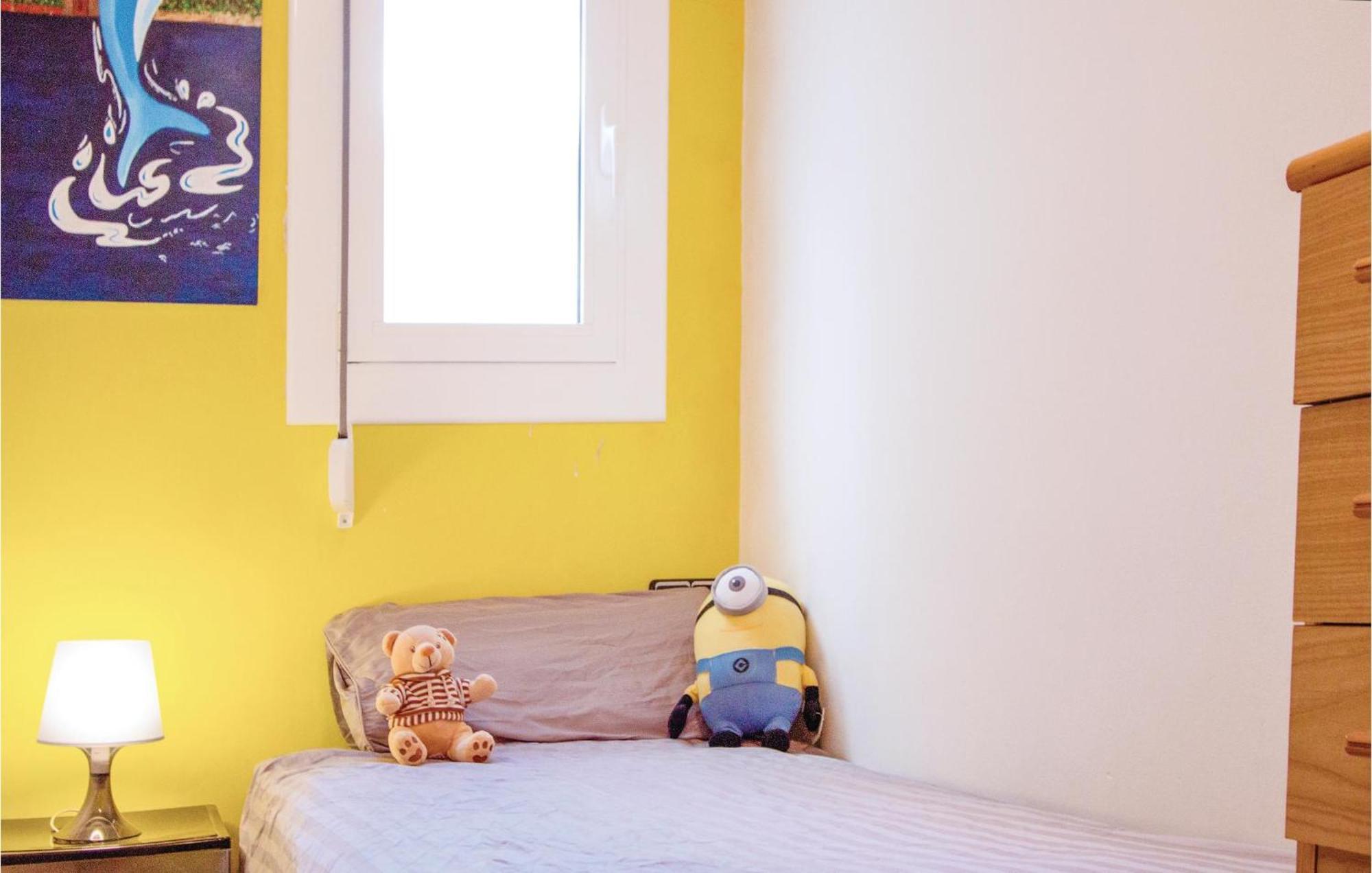 2 Bedroom Cozy Apartment In Бланес Экстерьер фото